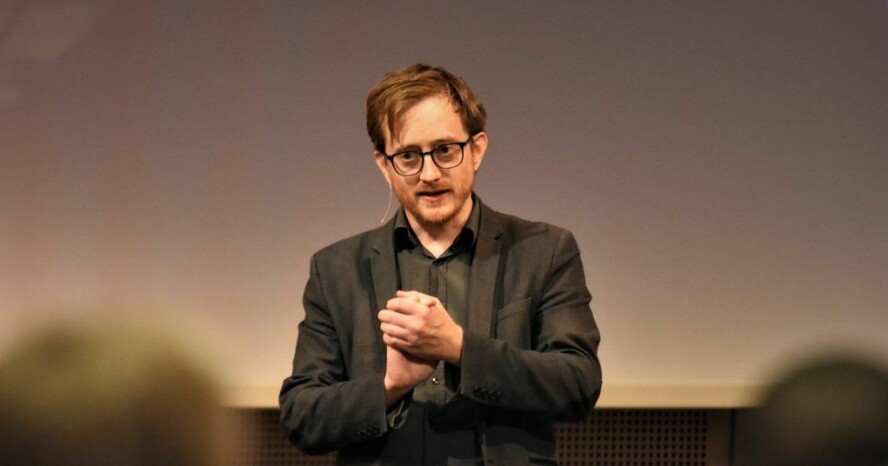 Morten Goodwin mener at vi må finne på nye 'triks', som menneskelig feedback i treningen av modellene, for at problemet ikke skal hindre utviklingen av nye modeller.📸: Universitetet i Agder