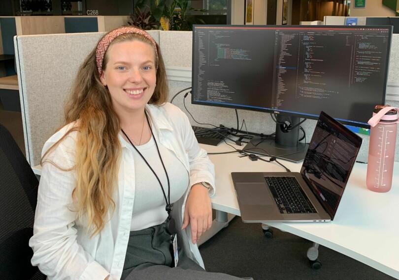 – Vi har lært å være bevisste på valgene vi tar, og vi får veiledning og oppfølging for å sikre at vi tar informerte beslutninger, forteller Sommerkoderen Sanne Edland.📸: Privat