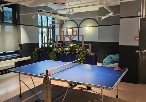 - Bordtennisbordet og området vi slapper av i mellom slagene, sier Saeed. 📸: Selma Haugland