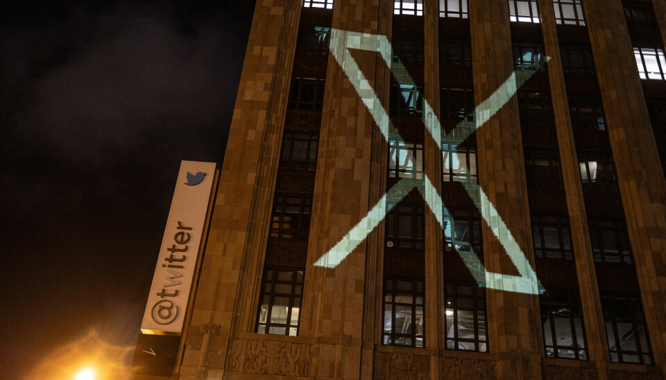 Twitters nye logo projisert på selskapets hovedkvarter i San Francisco på tirsdag. 📸: REUTERS/Carlos Barria