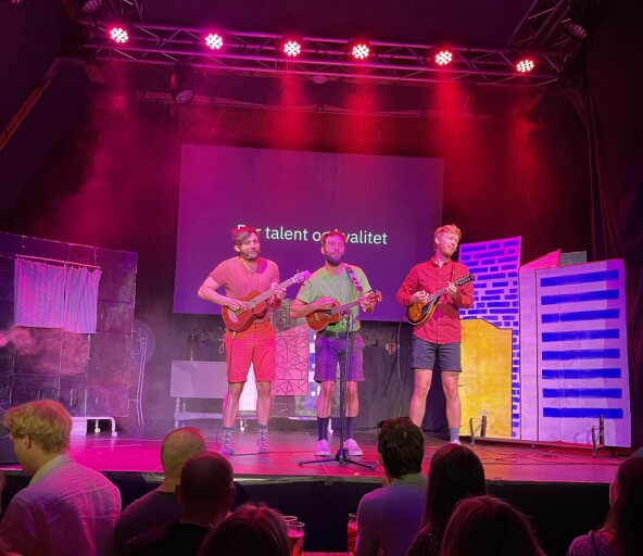 Bildet er fra forestillingen gjengen fremførte i fjor. 📸: Anna Kristine Roarsen