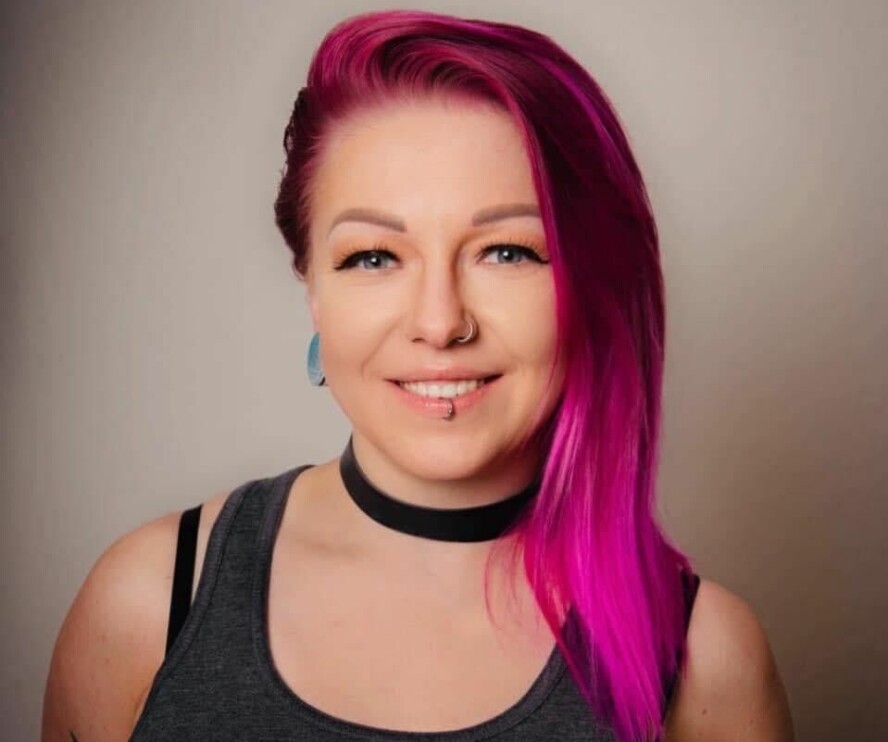 Anastasiia Bogolepova (33) er ansatt som utvikler i teknologienheten i Aschehoug. 📸: Privat