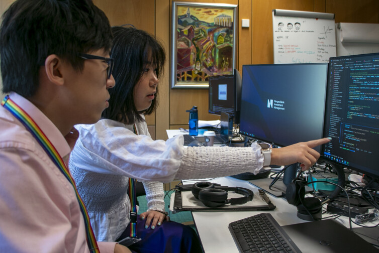 Erik Mingjun Ma, master i matematikk, sannsynlighet og statistikk ved University of Cambridge, og Elizabeth Pan, integrert master i Datateknologi ved NTNU. 📸: Kurt Lekanger