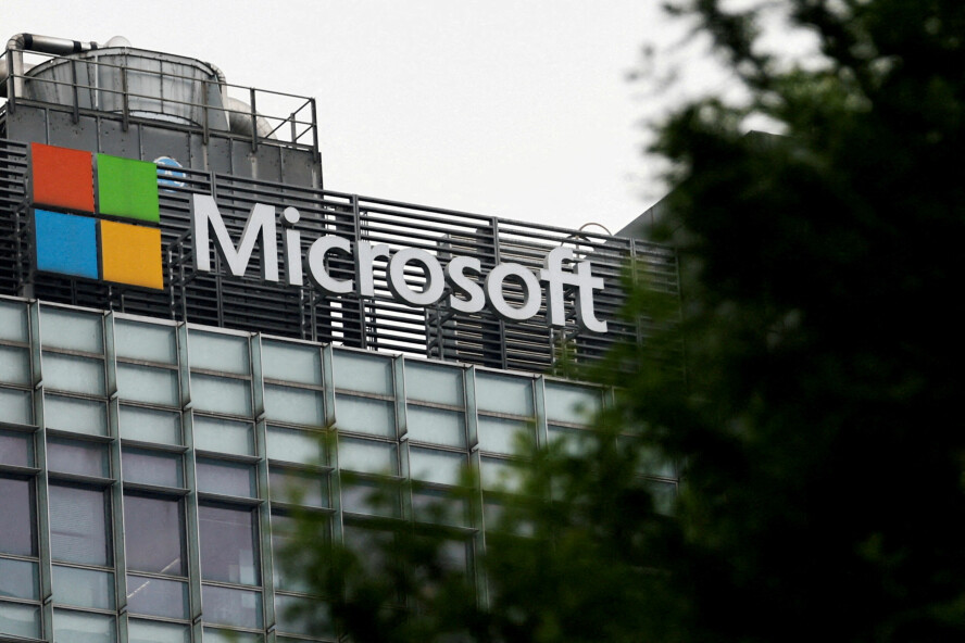 EU ønsker nå å finne ut om den amerikanske programvaregiganten har misbrukt og beskyttet sin markedsposisjon. 📸: REUTERS/Tingshu Wang//File Photo