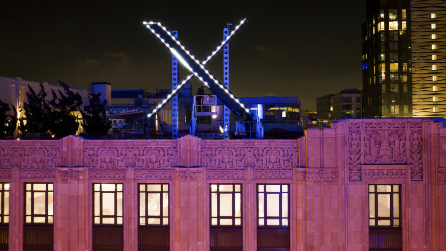 Naboene er ikke spesielt fornøyde med logoen som er plassert på taket av lokalene i San Francisco etter at Twitter-fuglen nylig ble byttet ut med en X.📸: AP Photo/Noah Berger