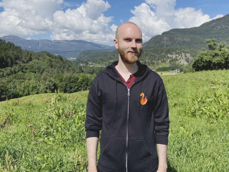 26 år gamle Håkon Svennes Underbakke driver eget selskap fra Suldal kommune, og håper å hjelpe nordmenn i hele landet med sine første skritt mot programmering gjennom koding.no. 📸: Privat