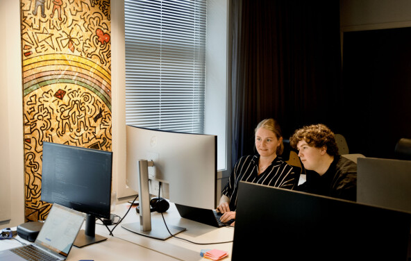Henrik Horten Hegli sammen med en kollega i Netlight. 📸: Netlight
