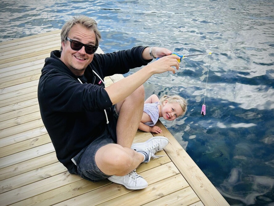 kode24-redaktør Ole Petter Baugerød Stokke ville heller slappe av og fiske krabber enn å sjekke epost i ferien, og mener du kan gjøre det samme. 📸: Privat