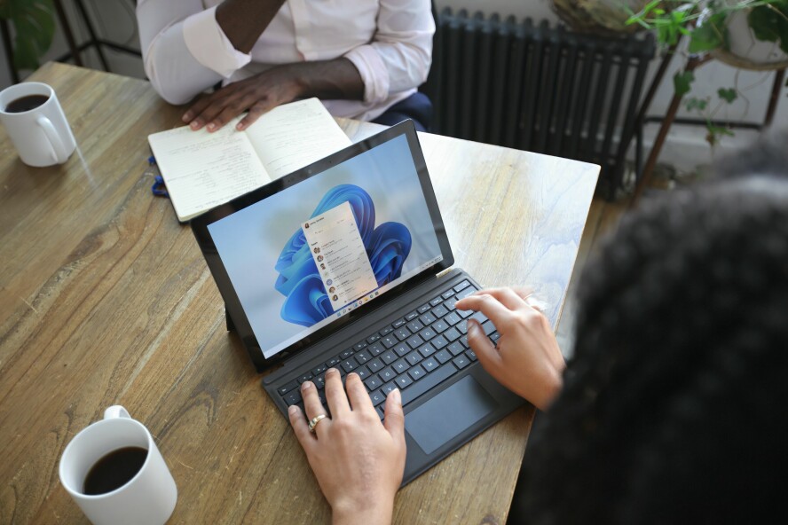 Nå får Microsofts cybersikkerhet slakt av Amit Yoran, sjef i cybersikkerhetsselskapet Tenable. 📸: Windows / Unsplash