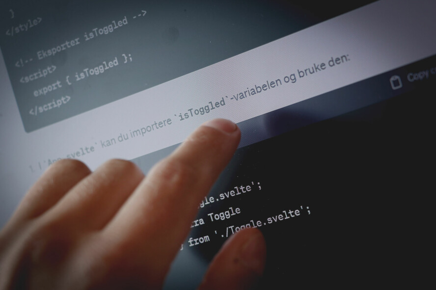 'Trenger du hjelp med Svelte? Null stress!' sier ChatGPT, og gir oss detaljerte og enkle svar med eksempler og gode greier. Spør du på Stack Overflow risikerer du møte en litt annen gjeng - selv om den oftere svarer riktig. 📸: Ole Petter Baugerød Stokke