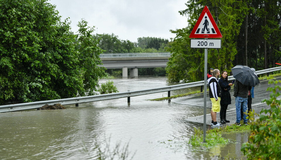 Elva Leira har steget over sine bredder og ligger nå over Hexebergveien på Frogner. Ekstremværet «Hans» har truffet Østlandet, med kraftig regnvær og Meteorologisk institutt har sendt ut rødt farevarsel for svært kraftig regn, flom og jordskred i Viken nord for Oslo, Innlandet og deler av Trøndelag. Men ikke alle skal få nødvarsler på mobilen av den grunn. 📸: Rodrigo Freitas / NTB