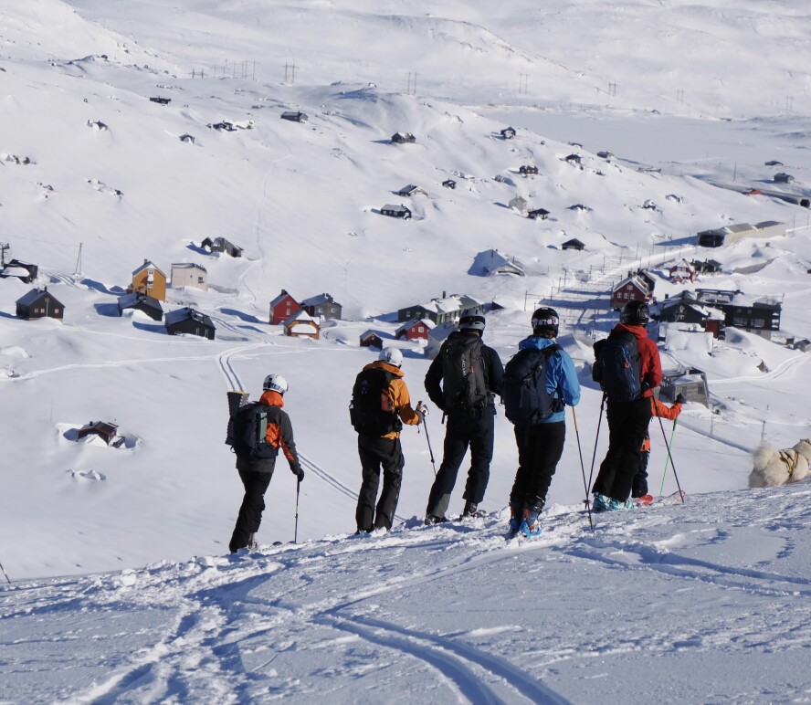 Hos Minus 1 kan de ansatte bruke én dag i uka på hva de vil - for eksempel som her, å stå på ski. Men det kan gå utover lønna. 📸: Minus 1
