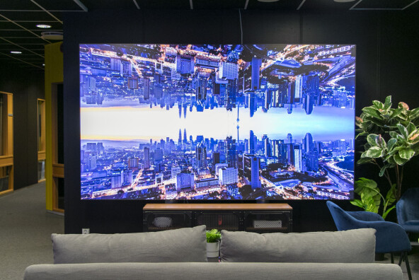 Latterlig stor TV! Det var ingenting å si på bildekvaliteten. 📸: Kurt Lekanger