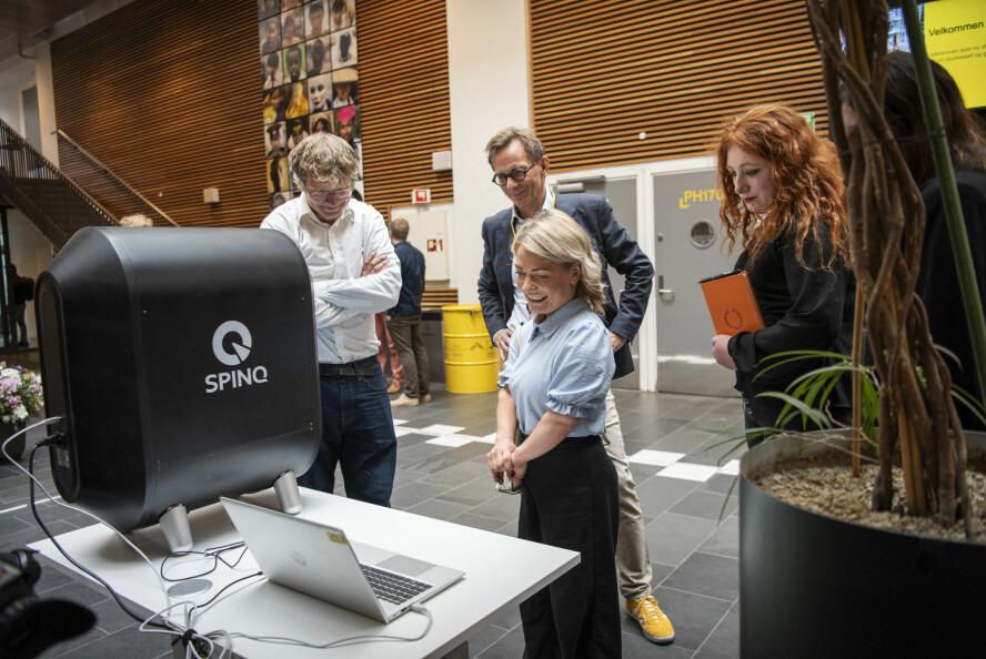 Fysikkprofessor ved OsloMet Sølve Selstø til venstre, sammen med rektor Christen Krogh, forsknings- og høyere utdanningsminister Sandra Borch, leder Henriette Bøe i Studentparlamentet og ikke minst - en kvantedatamaskin. 📸: OsloMet