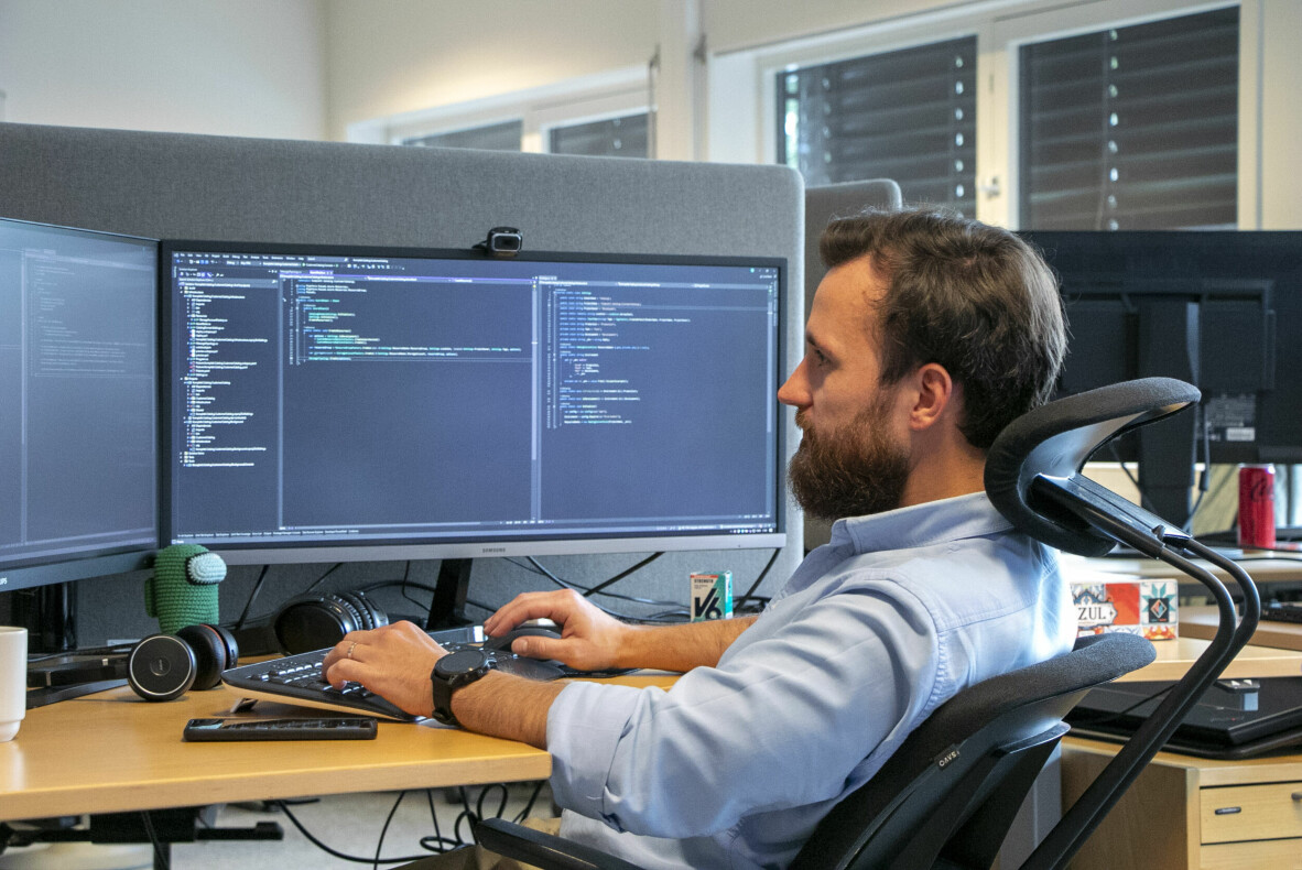 Seniorutvikler Tomasz Synak jobber for øyeblikket med å bygge en ny serviceplattform for Kompletts nettbutikker. 📸: Kurt Lekanger