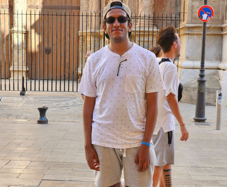 - Å gå fra å jobbe i teams med fire til tolv utviklere til å være den eneste som har ansvar for alt, har vært skremmende. Da kan man fort få imposter syndrom, sier Mohamed Omar Said. 📸: Privat