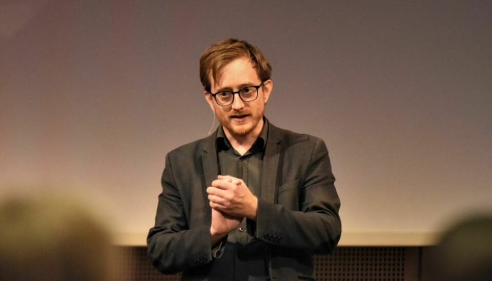 - Tidligere var AI-teknologi stort sett forbeholdt et fåtall forskere, men nå kan enhver prøve verktøy som ChatGPT, MidJourney og mange andre programmer som er tilgjengelige, sier Morten Goodwin, professor i kunstig intelligens ved Universitetet i Agder. 📸: Universitetet i Agder.
