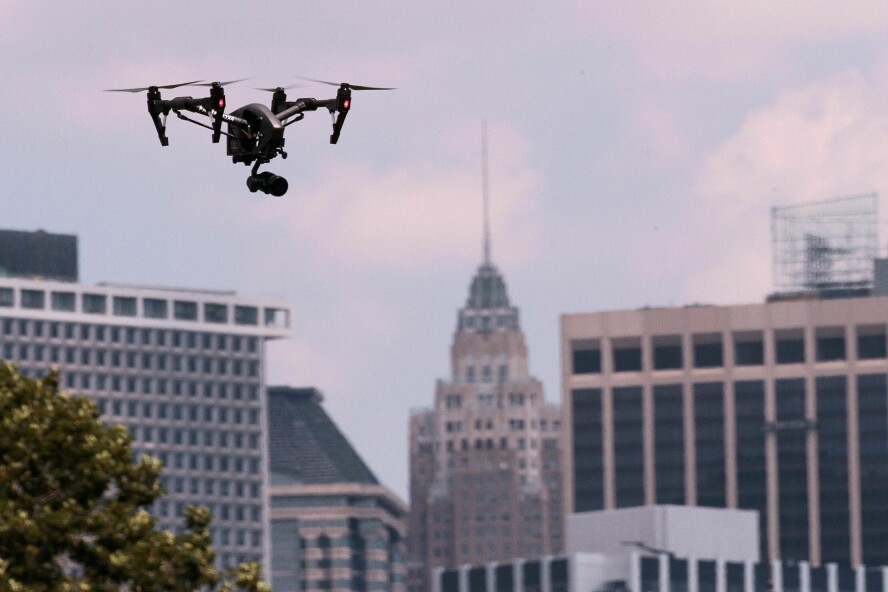 Utendørsfester i bakgårder og hager i New York i helgen må regne med å få besøk ovenfra. Politiet i byen varsler økt overvåking ved hjelp av droner. Her en drone fra en dronekonkurranse i New York. 📸: Drew Angerer/Getty Images/AFP