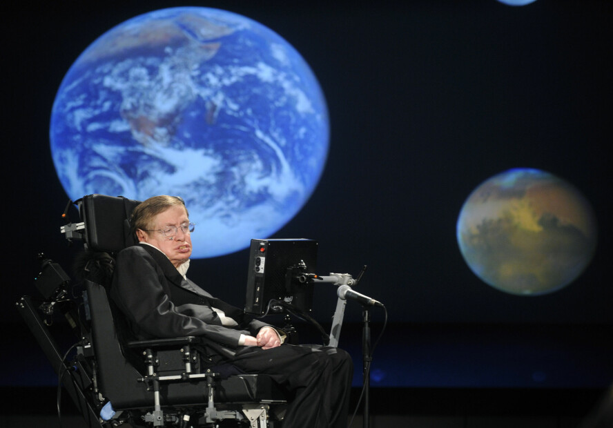 Per i dag tilbyr teknologien talemonitorer som gir en robotaktig stemme, slik for eksempel mange huske den britiske fysikeren og matematikeren Stephen Hawking kommunisere. Den nevromotoriske sykdommen ALS førte til at etter hvert mistet han evnen til å snakke. Etter 1985 kunne han bare kommunisere med omverdenen via en datamaskin. Men den leste ikke hjernebølgene, han måtte kode inn det han ville ha sagt. 📸: Kevin Dietsch/UPI/Shutterstock