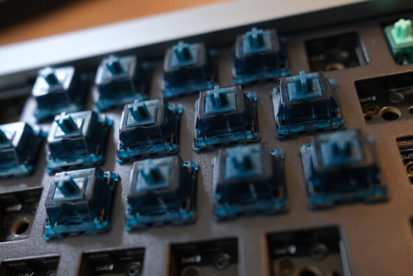 Sånn ser det ut når du klikker Mekanisk Ultramarine-brytere ned i et tastatur. Prosessen er ganske zen - med mindre du klarer å knote til noe, da, som du trolig gjør. 📸: Ole Petter Baugerød Stokke