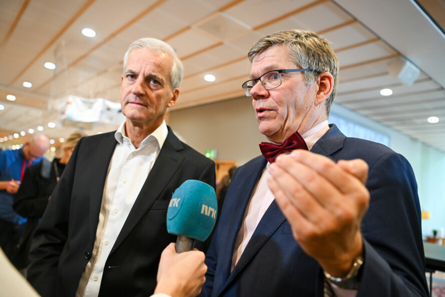 Statsminister Jonas Gahr Støre (Ap) og rektor Svein Stølen ved Universtitetet i Oslo etter en pressekonferanse om kunstig intelligens og digital sikkerhet på Universitetsbiblioteket på Blindern i Oslo torsdag. 📸: Martin Solhaug Standal / NTB