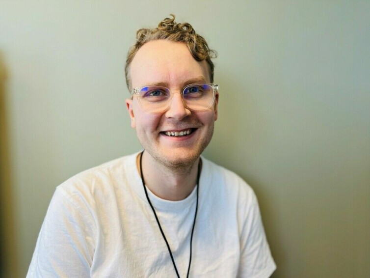 Emil Elton Nilsen har forsket på hvilke praksiser og utfordringer som offentlig sektor har i kvalitetsikringen av programvaren.📸: Privat