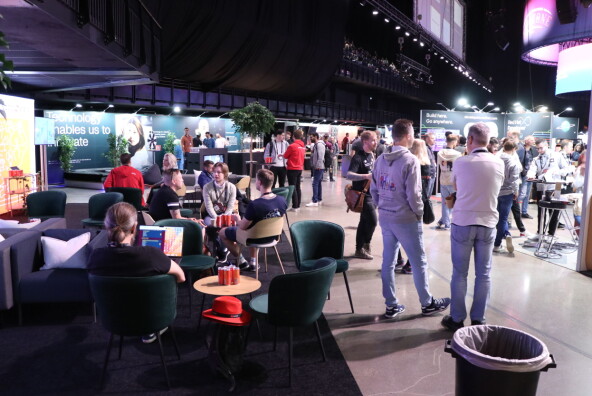 Se bildene fra JavaZone 2023: Bikkjer, popcorn og konsulent-sirkus