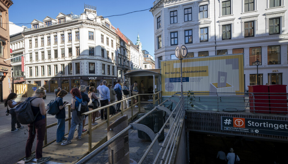 Folk står i kø for å forhåndsstemme ved et valglokale på Egertorget i Oslo. 📸: Heiko Junge / NTB