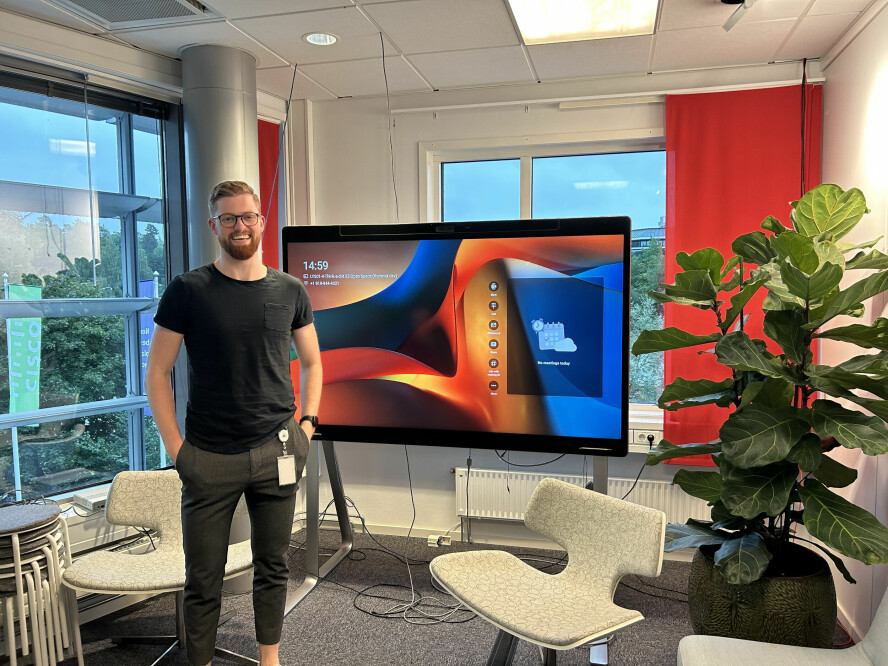 – Jeg sitter på kontoret hver dag på grunn av det gode arbeidsmiljøet der. Der det også er svært enkelt å få hjelp fra de rutinerte utviklerne på teamet, sier Bjørn Are Therkelsen. 📸: Privat