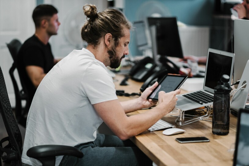 kode24s tall viser at mer enn hver tredje utvikler har opplevd å føle seg utbrent. Nøyaktig hva det betyr kan variere, men årsaken er ganske klar. 📸: Studio Republic / Unsplash