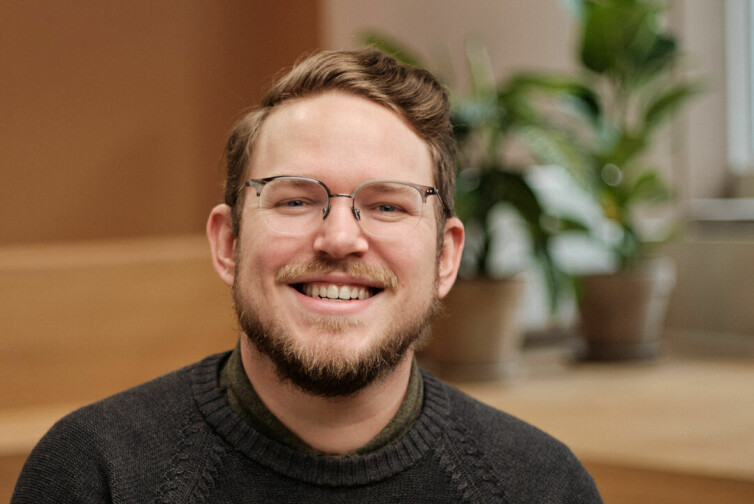 Utikler Jacob Berglund i Variant mener det er viktig å lage nettsider som fungerer for alle. 📸: Variant