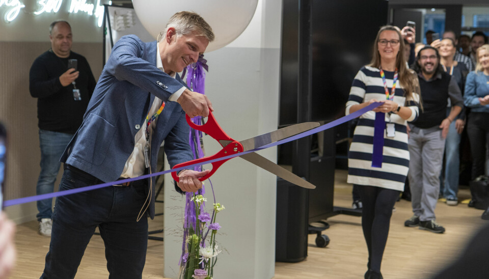 Accenture-sjef Torbjørn Eik-Nes hadde kjøpt inn en større saks for anledningen. 📸: Kurt Lekanger