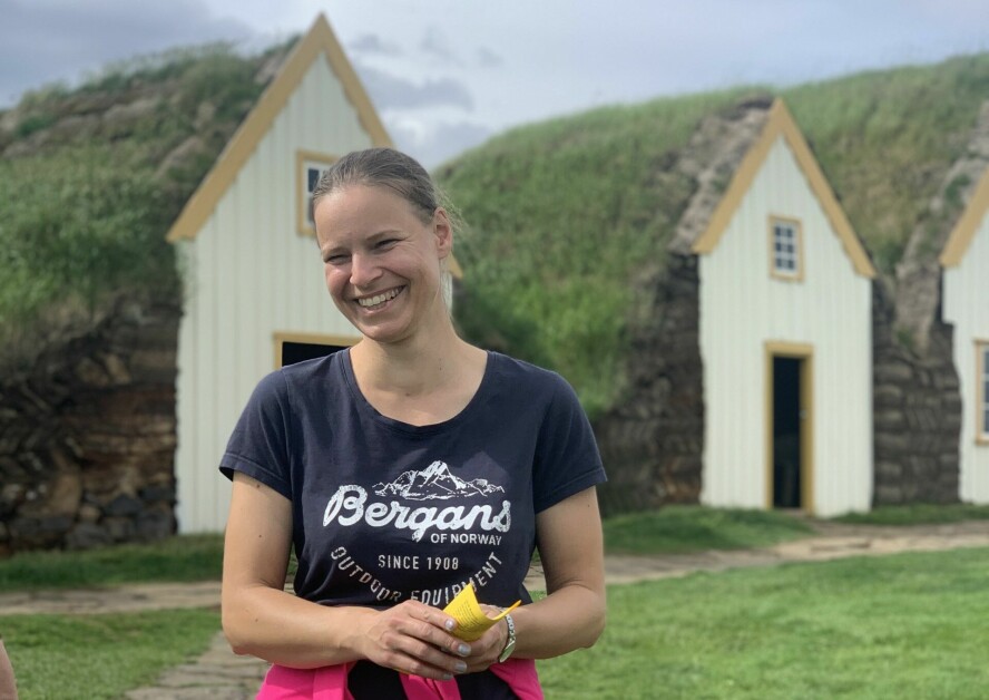 – Når det gjelder hverdagsoppgaver, pleier vi å utføre dem alene, gjennom par-programmering, eller i tett samarbeid med designerne våre, forteller Balbina Kotula, utvikler i Finn.no. 📸: Privat