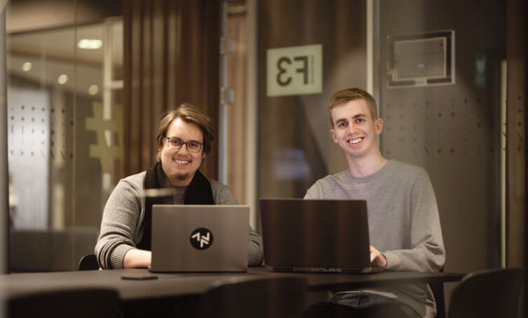 Kristian Fredrik Rognsvaag og Henrik Norheim Nysæther er ansatt som utviklere i Appex. 📸: Appex