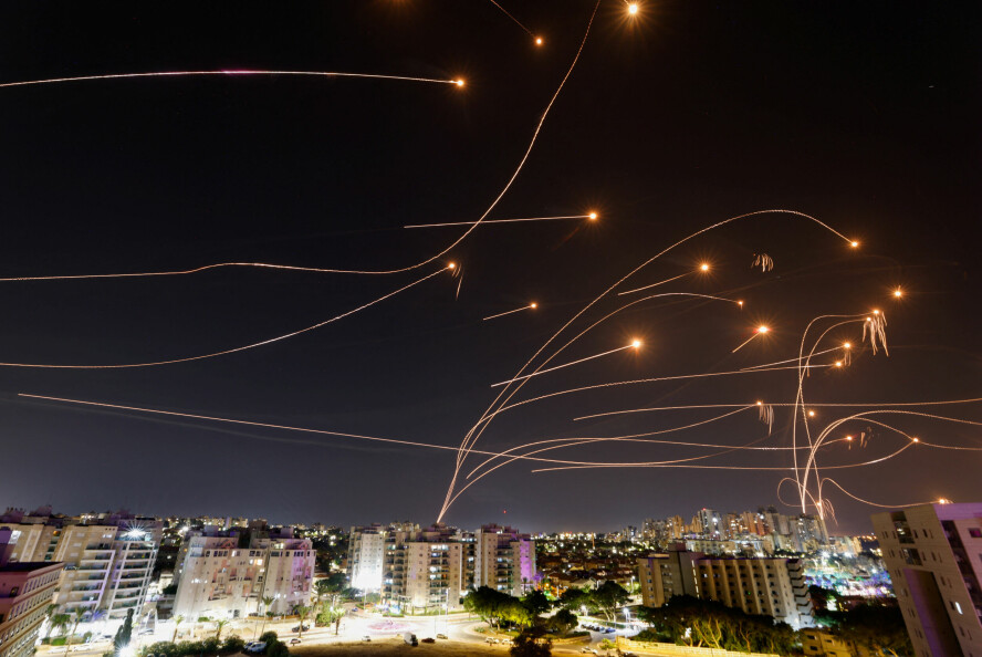 Israels automatiske Iron Dome anti-missil-system i sving for å stanse rakettangrep fra Gaza-stripen i byen Ashkelon i den pågående, ferske krigen. 📸: REUTERS / NTB