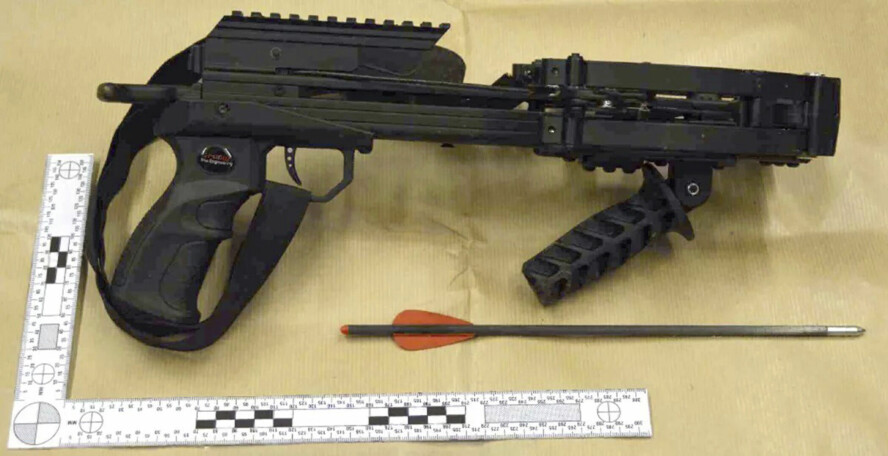 Bildet viser armbrøsten som mannen skal ha hatt på seg da han ble arrestert av polititet. 📸: Metropolitan Police/AP/NTB