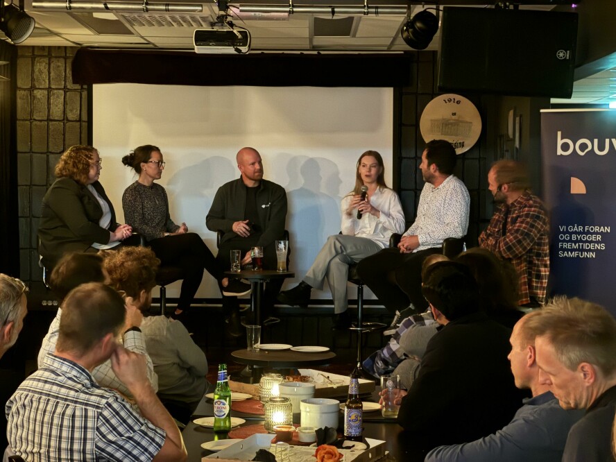 Elise Kristiansen (nummer fire til høyre) i en debatt om generativ AI på Karjolen i Porsgrunn. 📸: Privat
