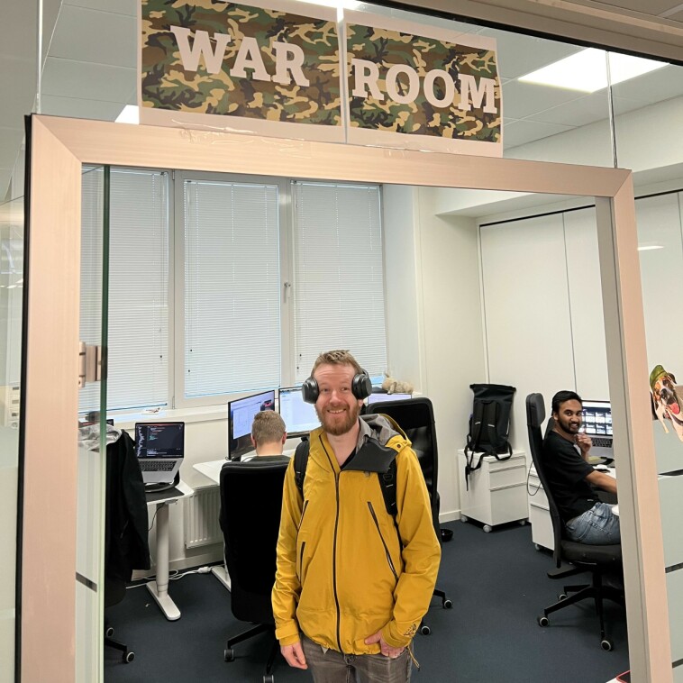 Fra et eget 'war room' har Horde jobba med den nye boliglåns-roboten. Her Mathias Bertelsen og Rina Andriana. 📸: Privat