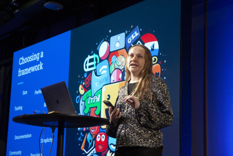 Ruth Merethe Granevang er seniorutvikler i Creaza, og ble i 2022 kåret til årets kvinnelige utvikler. Her snakker hun på AdaCon 2023. 📸: Kurt Lekanger