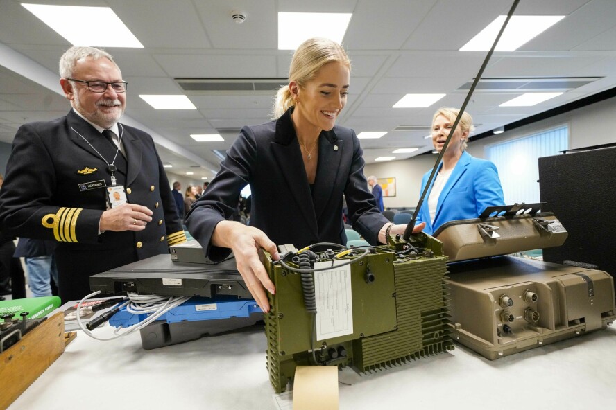 Seksjonssjef i NSM Jan Arne Herranes (f.v.), justis- og beredskapsminister Emilie Enger Mehl og direktør i NSM Sofie Nystrøm åpner NSM senter for anvendt kryptologi på Fornebu.📸: Gorm Kallestad / NTB