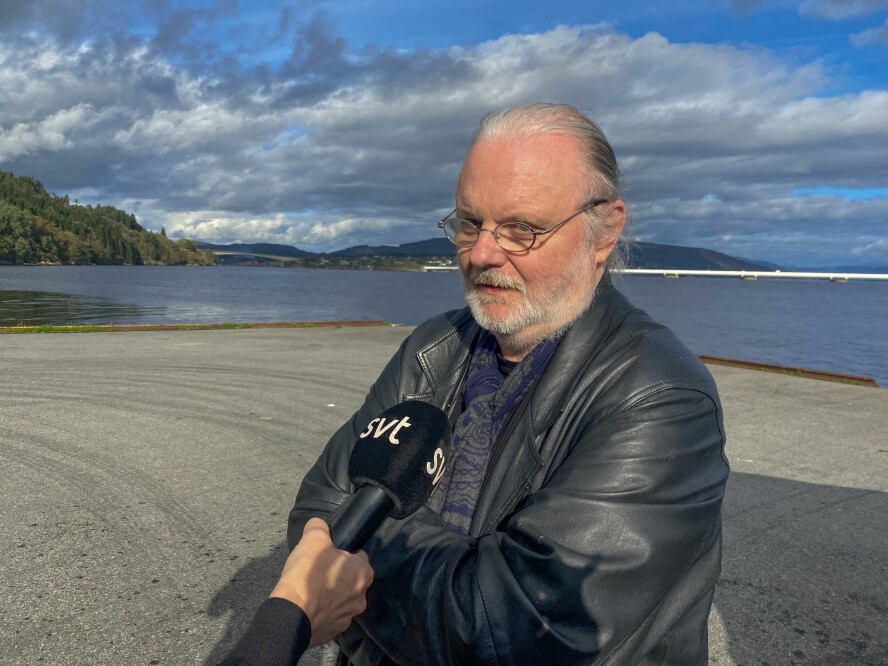 Den norske forfatteren og dramatikeren Jon Fosse er tildelt nobelprisen i litteratur. Her møter han pressen på en brygge på Frekhaug. 📸: Gunn Berit Wiik / Strilen / NTB