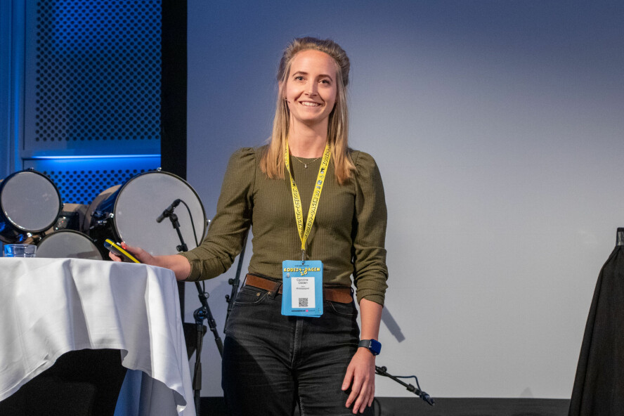 - Folk misbruker useEffect, og bruker det til feil ting. Meg selv inkludert, forteller Caroline Odden, som holdt foredrag om problemene på kode24-dagen 2.0. 📸: Kurt Lekanger