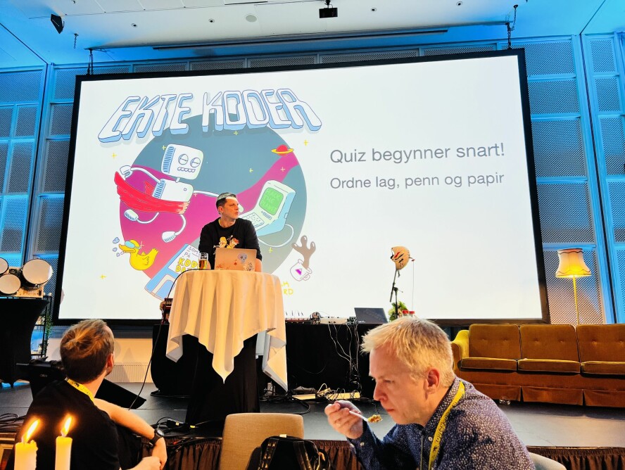 David Skaufjord arrangerte quiz på kode24-dagen 2.0, for å se hvem som med rette kunne kalle seg 'ekte kodere'. Kurt, nederst på bildet, fikk spist opp akkurat i tide. 📸: Ole Petter Baugerød Stokke