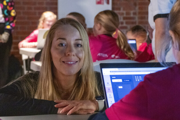 Rigmor Berge er selv opptatt av teknologi og programvareutvikling, selv om hun til daglig jobber som grunnskolelærer og spesialpedagog med blant annet fokus på lese- og skrivevansker. 📸: Kurt Lekanger