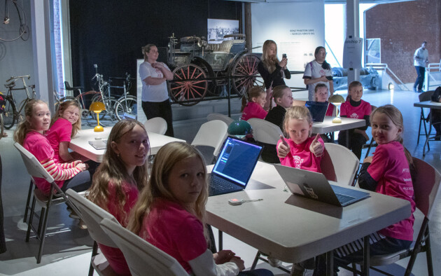 Barna bevegde seg mellom en rekke forskjellige 'workshops'. Det var Webstep som sto bak Python og imagiCharm-workshopen. 📸: Kurt Lekanger
