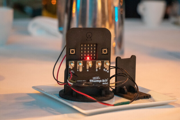 Flere roboter av denne typen sto rundt på bordene på kode24-dagen og tappet takten i synk med musikken fra scenen. 📸: Kurt Lekanger