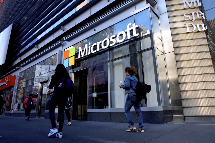 Anna Bateson, sjef i Guardian Media Group, har ifølge nettavisen skrevet et brev til Microsoft. Der ber hun blant annet selskapet om å forplikte seg til å ikke bruke eksperimentell AI-teknologi sammen med The Guardian-journalistikk uten godkjenning. Her: Microsofts kontorer i New York. 📸: Guerin Charles/ABACA/Shutterstock