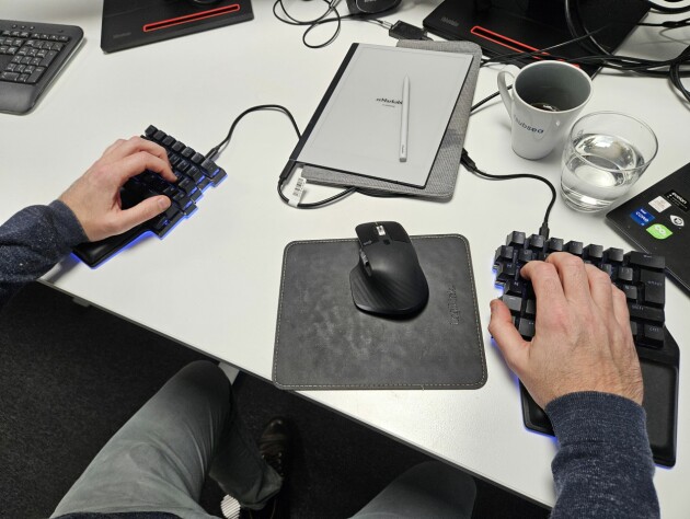 - Jeg regner meg selv som mekanisk tastatur-entusiast, skriver Bjørn Einar Bjartnes, her med et mekanisk tastatur som etter sigende ikke skal bråke så mye. 📸: Privat