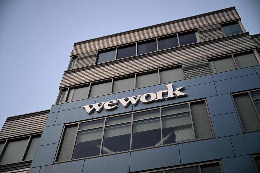 Kontorlokalleverandøren WeWork har begjært konkurs i USA og Canada. Selskapet skal ha forpliktelser på mellom 10 og 50 milliarder dollar, skriver The Verge. 📸 Patrick T. Fallon / AFP