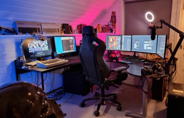 - Samboeren min jobber i Funcom, men jobber også hjemmefra slik som meg, så vi har satt opp et kontor i andreetasje hvor vi begge sitter sammen og jobber med hver våre ting, noe som fungerer veldig fint, forteller Henning Ludvigsen. 📸: Privat